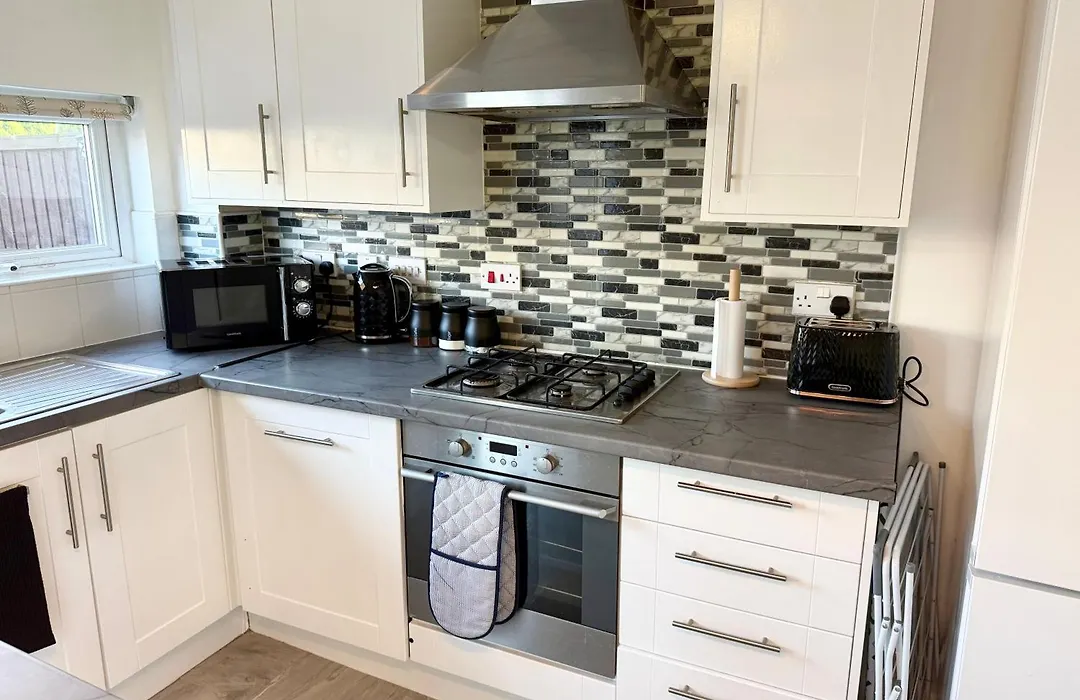 3 Bedroom House With Free Parking-1