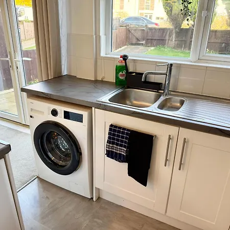 3 Bedroom House With Free Parking-3