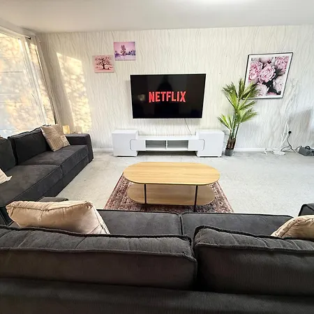 3 Bedroom House With Free Parking-2